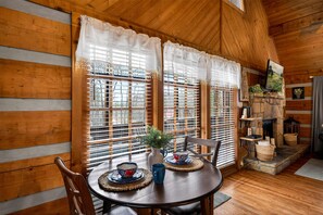 Dining - Hot Tub Arcade Fireplace Honeymoon Hiking Fun (Sevierville)