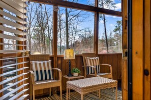 Interior - Hot Tub Arcade Fireplace Honeymoon Hiking Fun (Sevierville)
