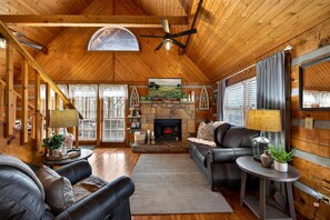 Fernseher, Kamin, Videospiele, Arbeitsbereiche