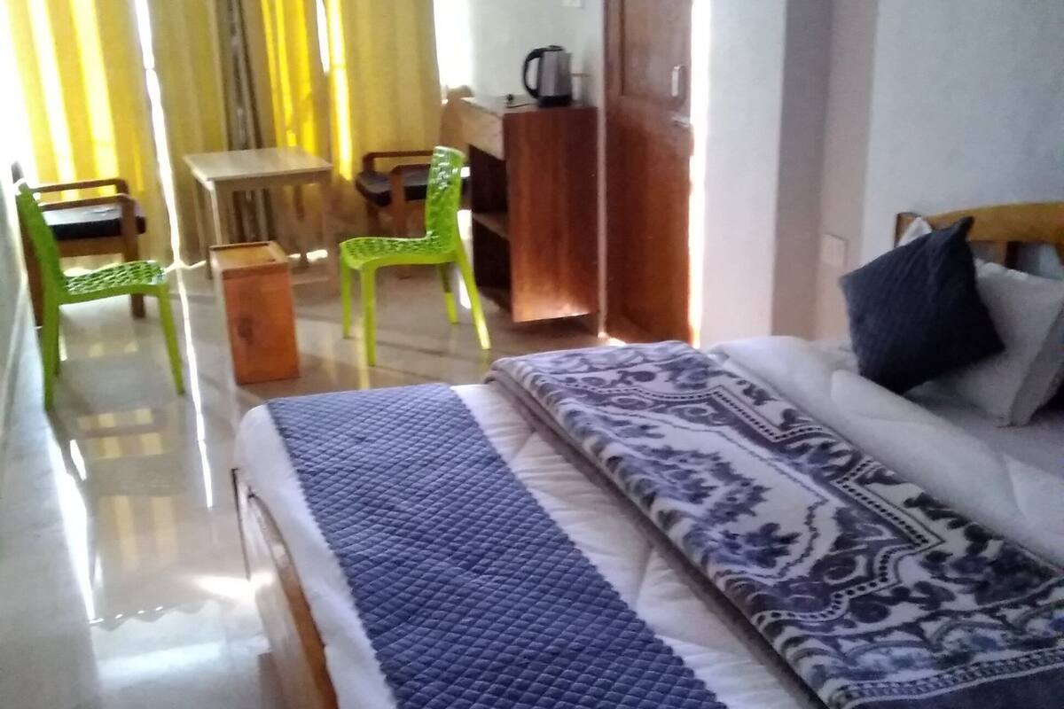 Un dormitorio con cama, escritorio, silla y armario.