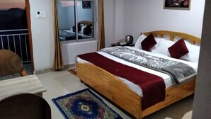 Quarto com cama de madeira, janela com cortinas, pintura de céu noturno e vista para o exterior.