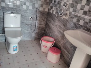 Deluxe tweepersoonskamer, uitzicht op bergen | Badkamer | Pantoffels