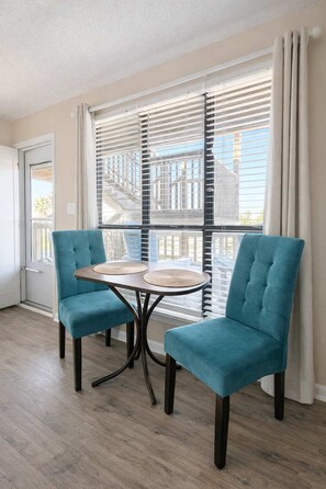 Dining - Sea Horse 611- 2 min walk 2 beach (Gulf Shores)