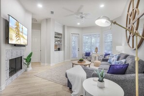 TV, offices - Le Reve Charmant  Beach Access   Pool in Gulf Shores (Gulf Shores)