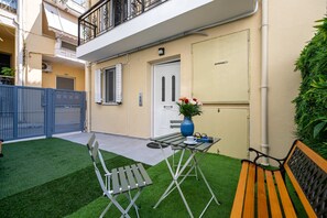 A small outdoor seating area with a table, chairs, and a bench. - Home Easy Kalamata - Central Nest Private Parking (Kalamata)