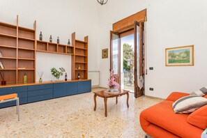 Living area - La Papuzzella – Spacious Apartment with Terrace and Scenic Views (Mascali)