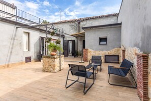 Terrace/patio - La Papuzzella – Spacious Apartment with Terrace and Scenic Views (Mascali)