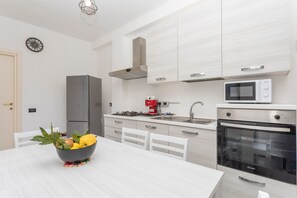 Private kitchen - La Papuzzella – Spacious Apartment with Terrace and Scenic Views (Mascali)