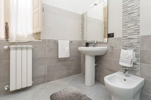 Ducha, secador de pelo y toallas