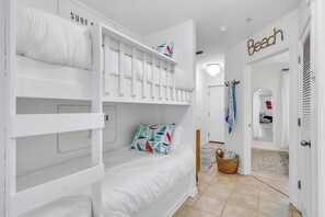 Een bureau, een strijkplank/strijkijzer, gratis wifi, beddengoed