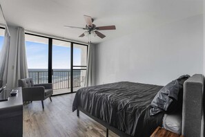 Escritorio, tabla de planchar con plancha, wifi gratis y ropa de cama 