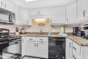 Fridge, microwave, oven, stovetop - Phoenix I 1047  gulf-front  2 2  A  amenities (Orange Beach)