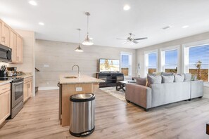 Fridge, microwave, oven, stovetop - La Casita  new beach cottage  easy beach access (Gulf Shores)