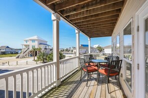 Outdoor dining - Bama Barefoot Beach House- near beach  pool (Gulf Shores)