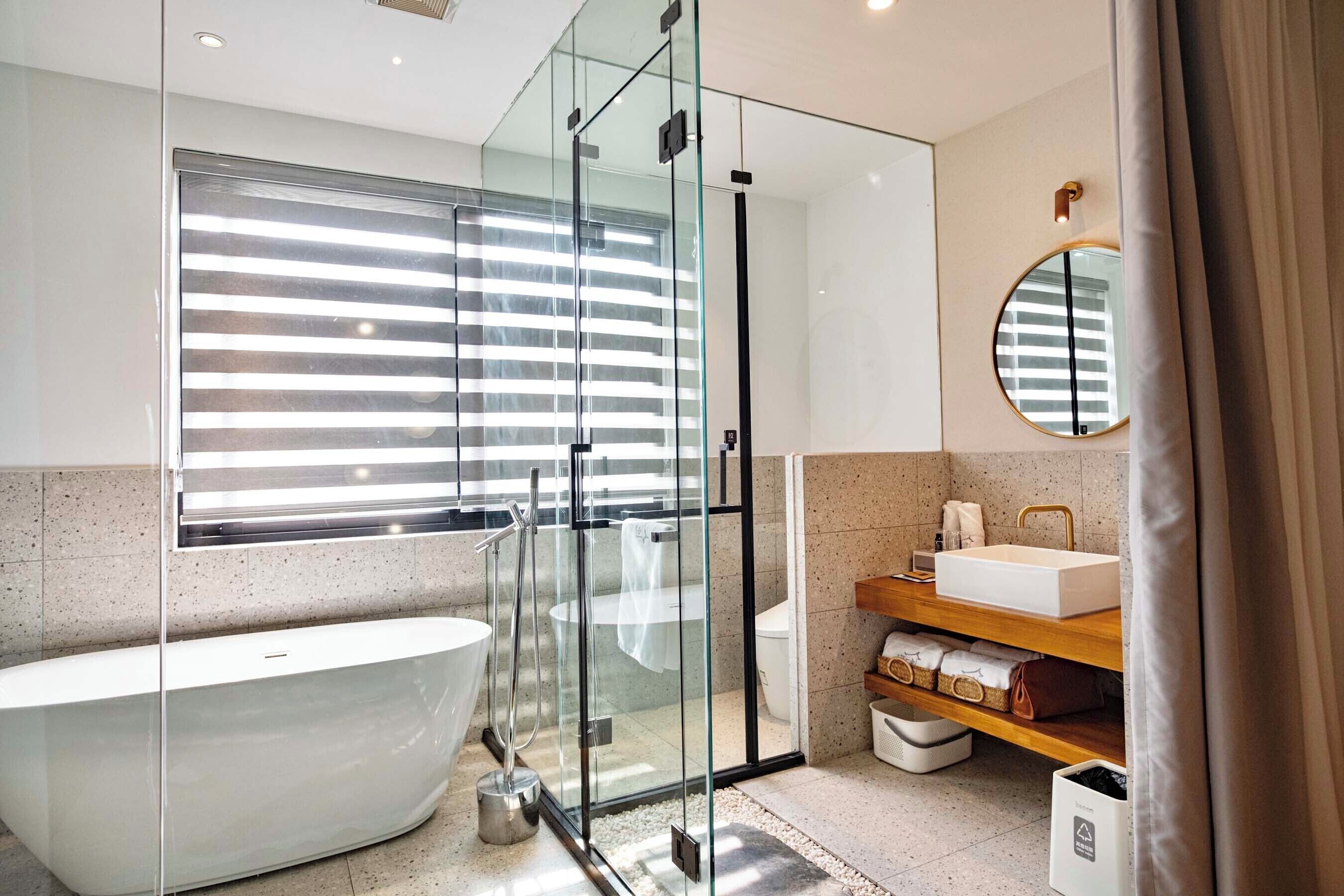 Dúplex de lujo, balcón, vista al patio | Baño | Amenidades de baño gratuitas, secadora de cabello, pantuflas, toallas 