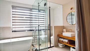 Luxury-Maisonette, Balkon, Blick auf den Innenhof | Badezimmer