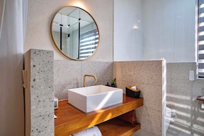 Familie maisonnette, balkon | Badkamer | Gratis toiletartikelen, een haardroger, pantoffels, handdoeken