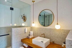 Luxe suite, balkon | Badkamer | Gratis toiletartikelen, een haardroger, pantoffels, handdoeken