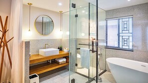 Romantische villa, balkon, uitzicht op de binnenplaats | Badkamer | Gratis toiletartikelen, een haardroger, pantoffels, handdoeken