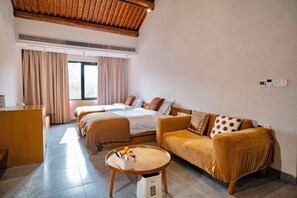 Standard Twin Room, Balcony | Premium bedding, minibar, individually decorated, individually furnished - Sanfuyizhai Homestay (Taizhou)