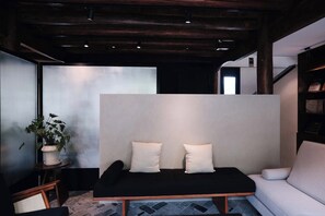 Coin salon dans le hall