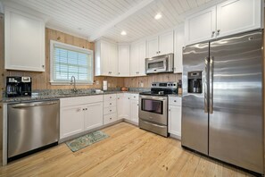 Fridge, microwave, oven, stovetop - Don t Worry  Beach Happy  6 BR  4 BA  sleeps 20 (Gulf Shores)