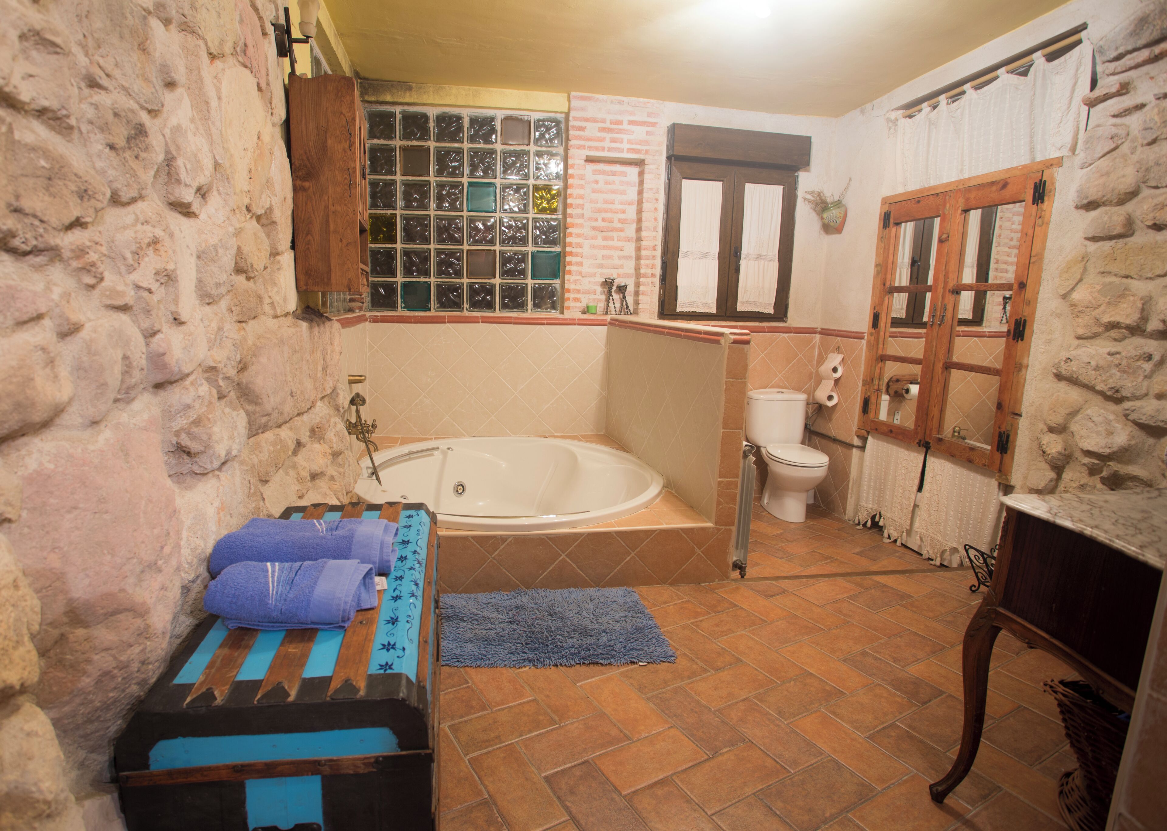 Cottage dành cho gia đình, 5 phòng ngủ, buồng tắm phù hợp cho xe lăn, được phép mang theo vật nuôi | Phòng tắm | Buồng tắm vòi sen, máy sấy tóc, khăn tắm, xà phòng 