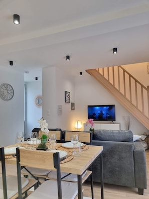 Dining - AS White House cosy in the heart of the forest rated 4*. (Arbonne-la-Forêt)