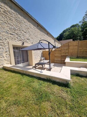 Outdoor dining - AS White House cosy in the heart of the forest rated 4*. (Arbonne-la-Forêt)