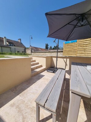 Outdoor dining - AS White House cosy in the heart of the forest rated 4*. (Arbonne-la-Forêt)