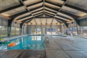 Indoor pool - Windward Pointe 1104  FREE chair and umbrella rental  3 bedrooms  SLEEPS 10 (Orange Beach)