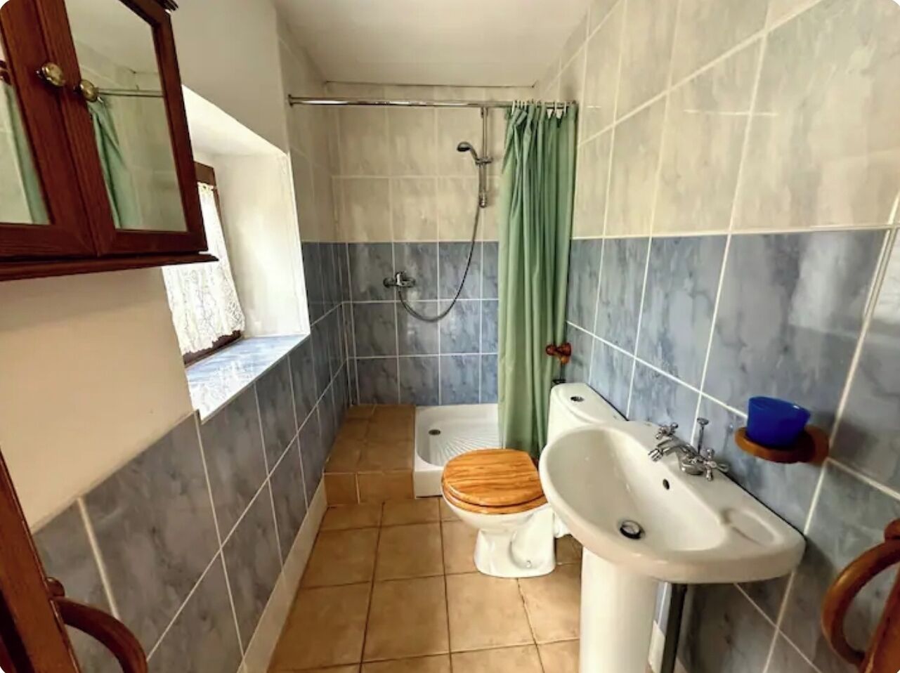 Douche, articles de toilette écologiques, serviettes fournies, savon