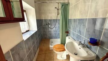 Douche, articles de toilette écologiques, serviettes fournies, savon