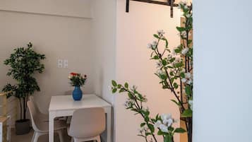 House | 1 bedroom, desk, soundproofing, Internet