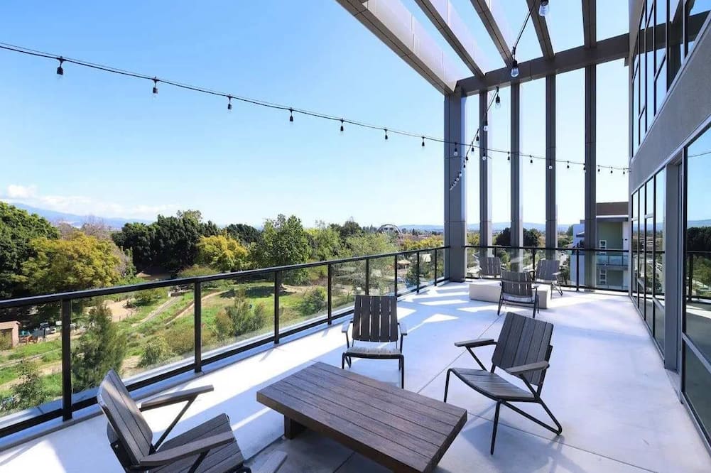 Spacious Stay 10 Min to Disneyland Pool Gym - Villa Park, CA