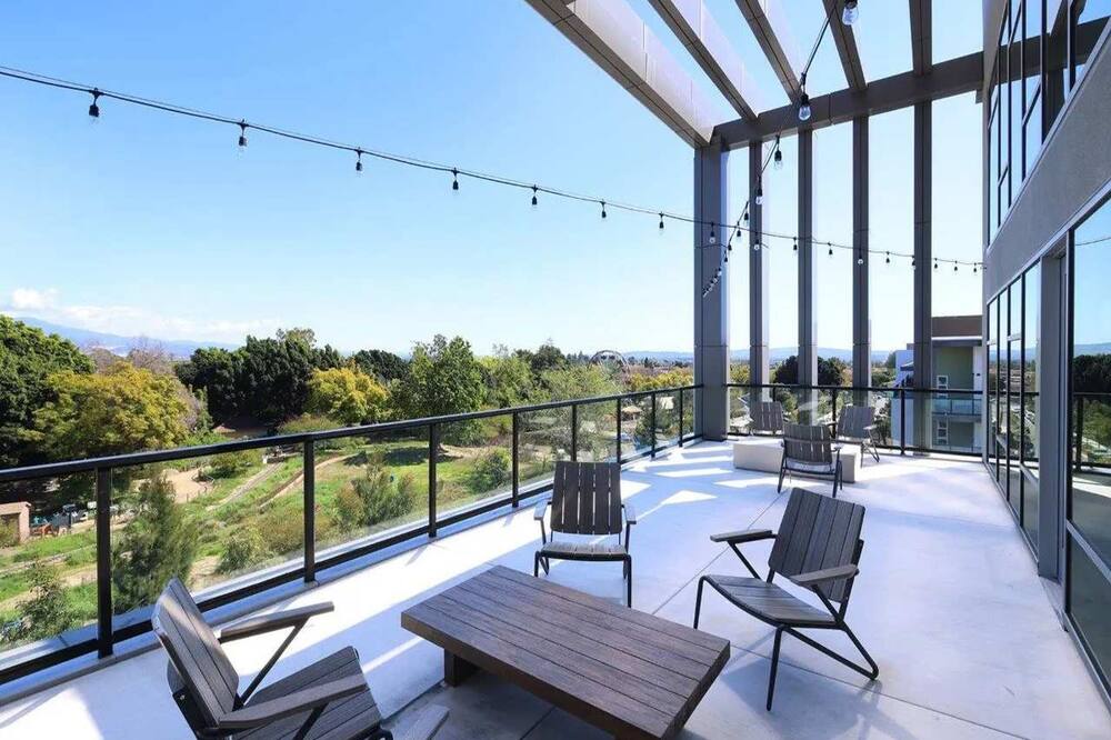 Chic Stay 10min to Disneyland w Pool Gym Parking - Tustin, CA