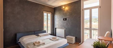 Familienapartment, Mehrere Schlafzimmer (Bellissimo Appartamento Vicino al) | 2 Schlafzimmer, Bügeleisen/Bügelbrett, WLAN, Bettwäsche