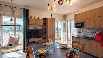 Family Apartment, Multiple Bedrooms (Bellissimo Appartamento Vicino al) | Dining