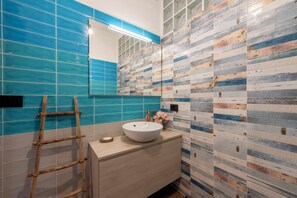 Family Apartment, Multiple Bedrooms (Bellissimo Appartamento Vicino al) | Bathroom | Shower, hair dryer, bidet, towels - Bellissimo Appartamento Vicino al Centro (Sestri Levante)
