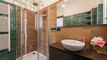 Family Apartment, Multiple Bedrooms (Bellissimo Appartamento Vicino al) | Bathroom | Shower, hair dryer, bidet, towels