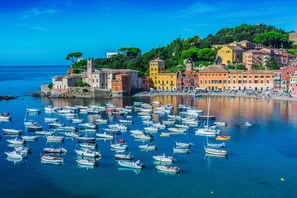 A coastal town with colorful buildings and numerous boats docked in the marina. - Bellissimo Appartamento Vicino al Centro (Sestri Levante)