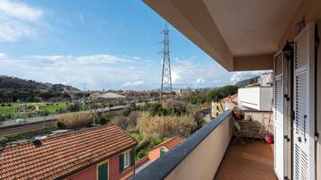 Family Apartment, Multiple Bedrooms (Bellissimo Appartamento Vicino al) | Property grounds