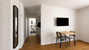 Suite Comfort, terrazzo | Con stile personalizzato, con arredamento individuale, una scrivania