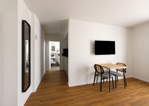 Suite Comfort, terrazzo | Con stile personalizzato, con arredamento individuale, una scrivania