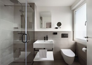 Komfort Einzelzimmer mit Terrasse | Badezimmer | Dusche, umweltfreundliche Kosmetikartikel, Haartrockner, Handtücher