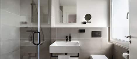 Suite | Bathroom | Shower, eco-friendly toiletries, hair dryer, towels