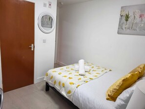 1 bedroom, desk, iron/ironing board, WiFi - 1BD Ground floor central apartment with private garden (Cardiff)