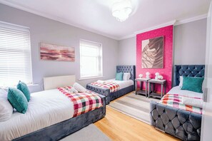 3 bedrooms, desk, iron/ironing board, WiFi - 3BR 2Bath Home with Hot Tub, Games Room By Stadium with Fast WiFi & Free Parking (Cardiff)