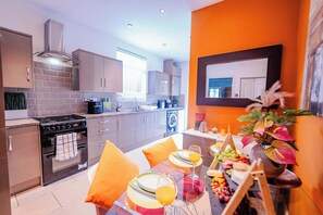Private kitchen - 3BR 2Bath Home with Hot Tub, Games Room By Stadium with Fast WiFi & Free Parking (Cardiff)