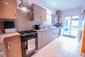 Private kitchen - 3BR 2Bath Home with Hot Tub, Games Room By Stadium with Fast WiFi & Free Parking (Cardiff)